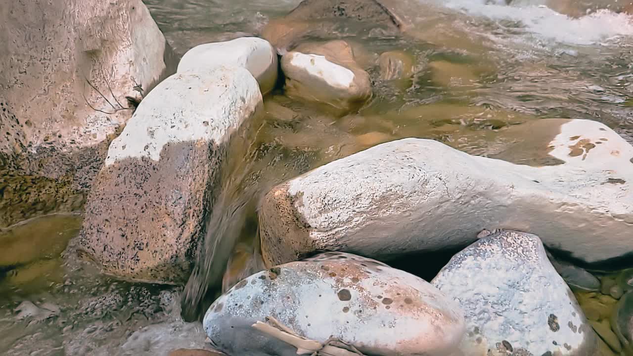 克里克河的水在超级慢动作视频素材