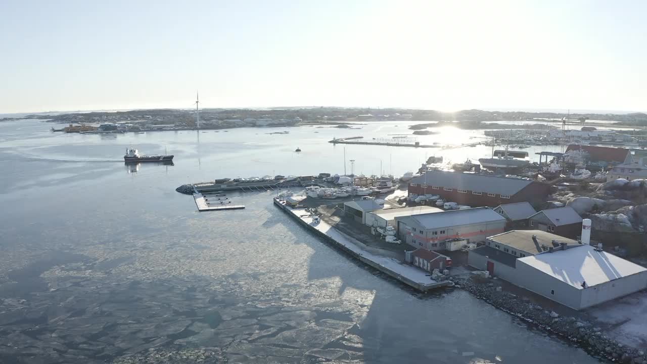 无人机拍摄的一艘大船正驶向瑞典哥德堡群岛Öckerö岛自治市的一个港口。视频素材