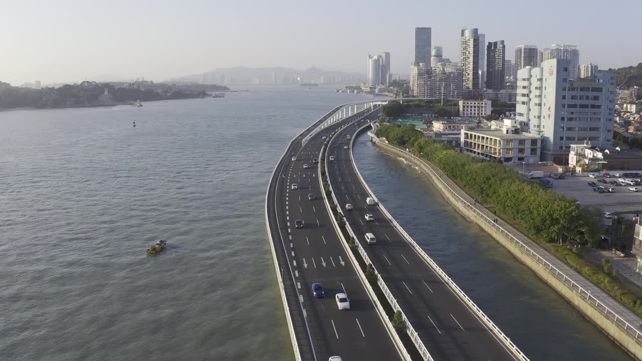 沿海城市的密集建筑和海上高速公路上的交通流量视频素材