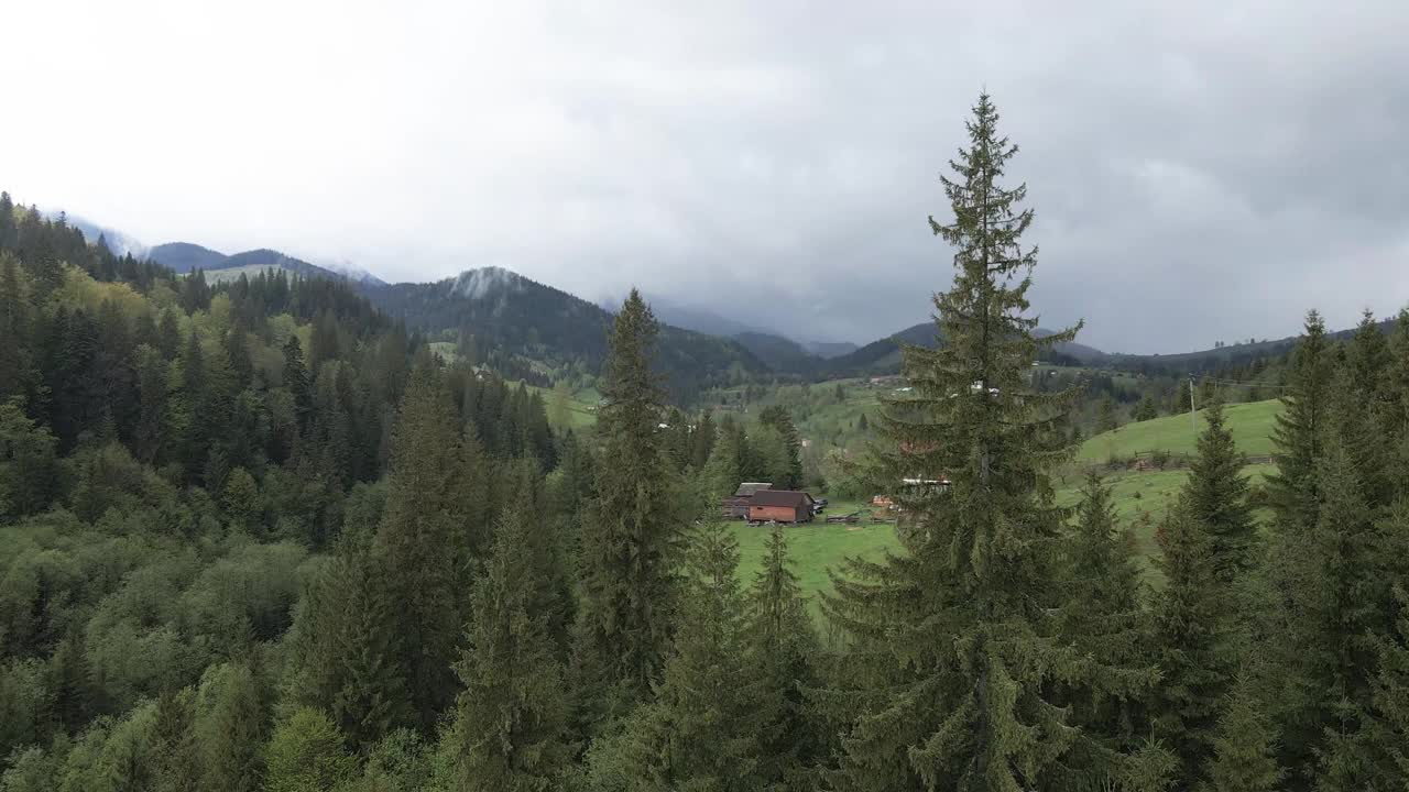 喀尔巴阡山脉中的一个村庄视频素材