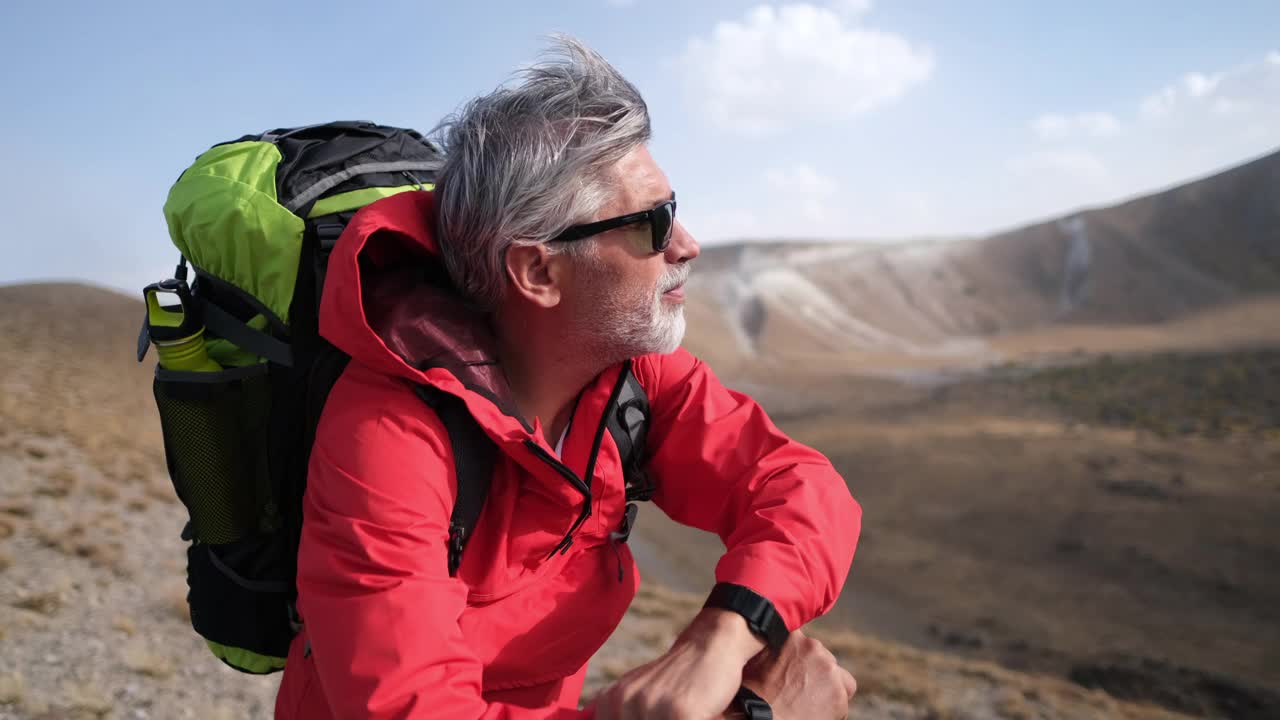 在日落时独自在山上旅行视频素材