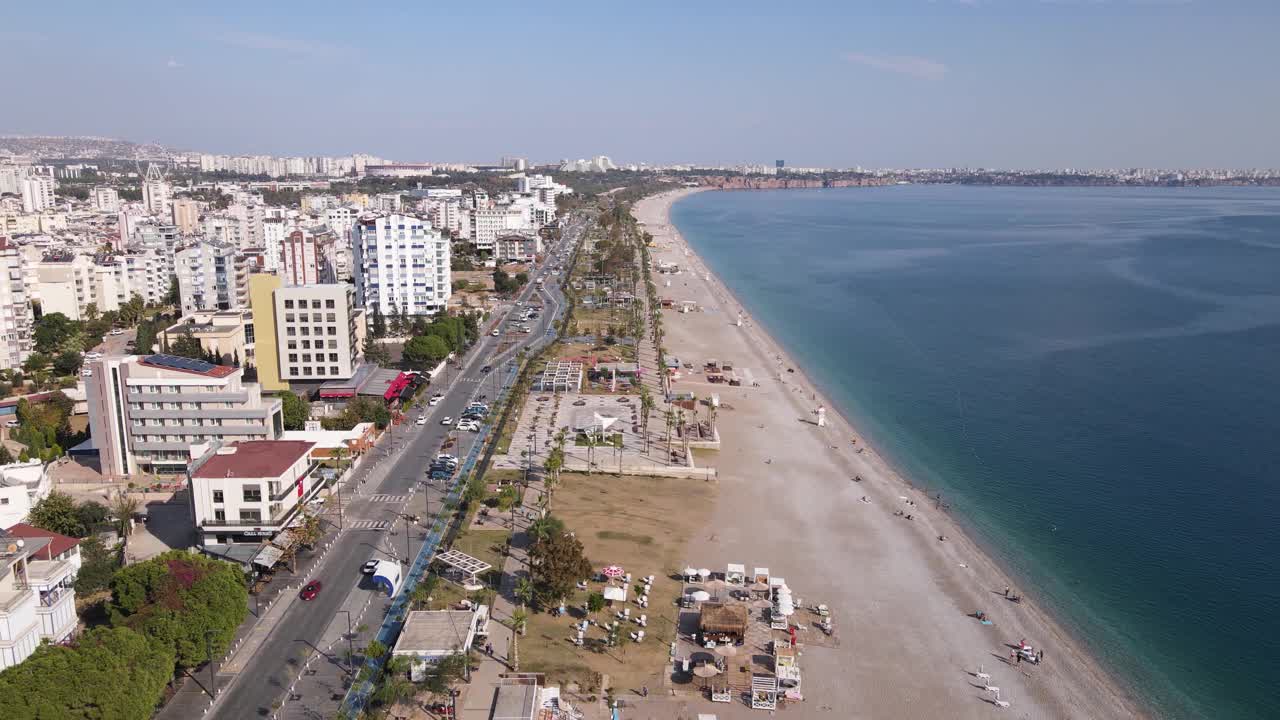 在一个阳光明媚的日子里，一座靠海的城市视频素材