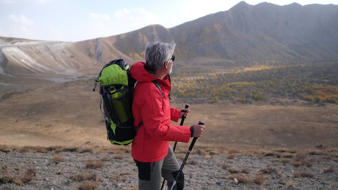 在日落时独自在山上旅行视频素材