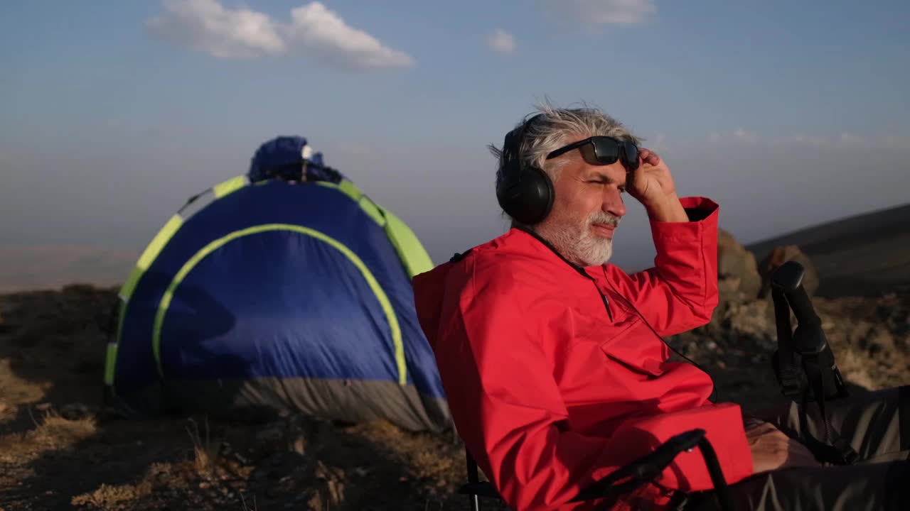 在日落时独自在山上旅行视频素材