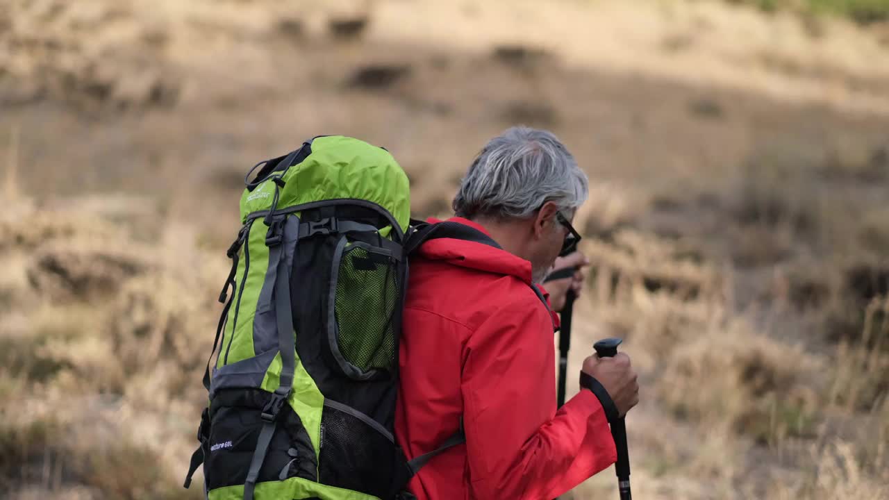 在日落时独自在山上旅行视频素材