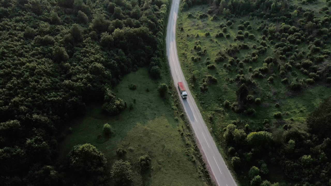 电影道路上的卡车视频素材