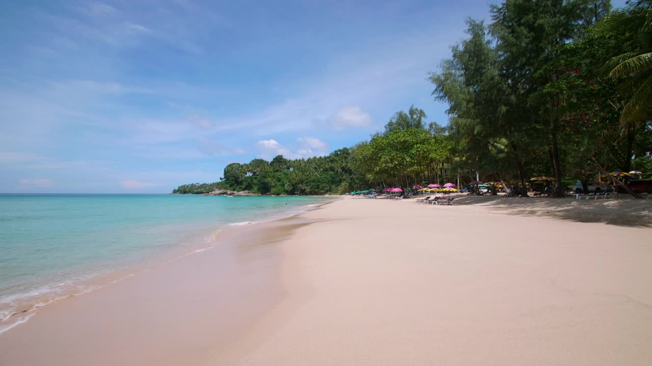 泰国普吉岛的海滩。美丽的热带海滩，蓝天白云。热带海滩，海浪冲击着空荡荡的海滩。安达曼海，沙滩和天空在美丽的夏日假日视频素材