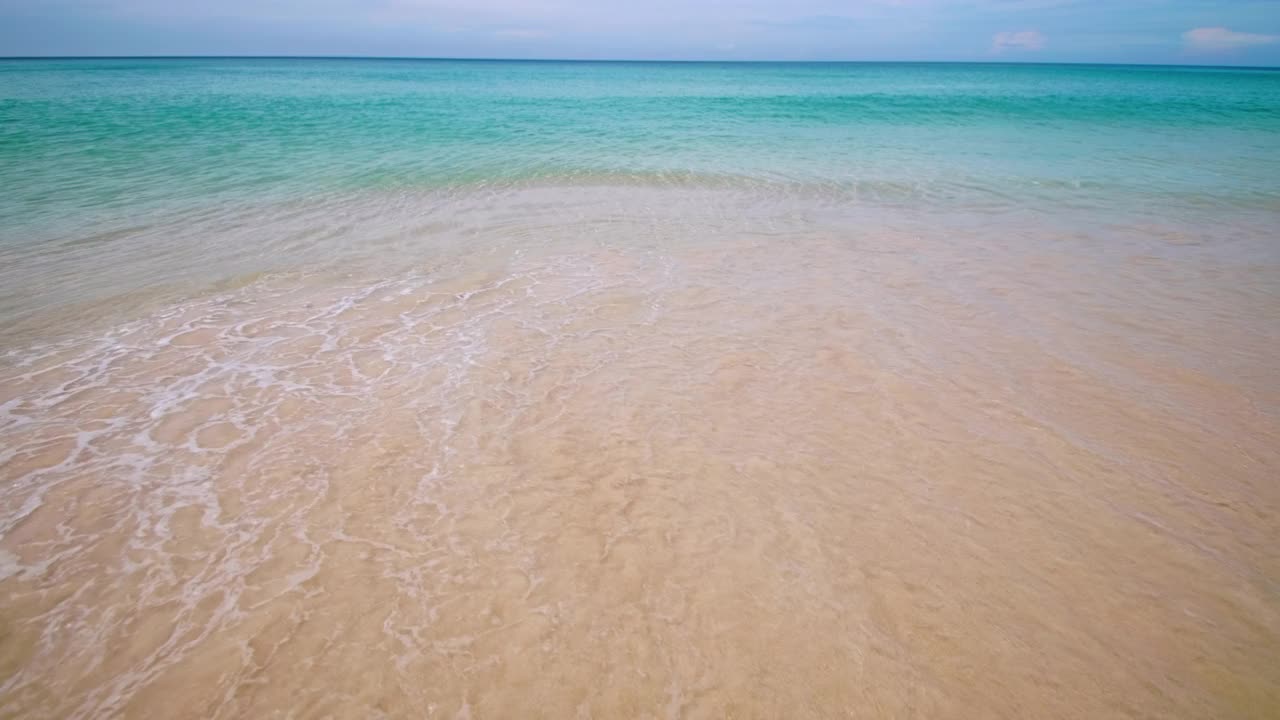 泰国普吉岛的海滩。美丽的热带海滩，蓝天白云。热带海滩，海浪冲击着空荡荡的海滩。安达曼海，沙滩和天空在美丽的夏日假日视频素材