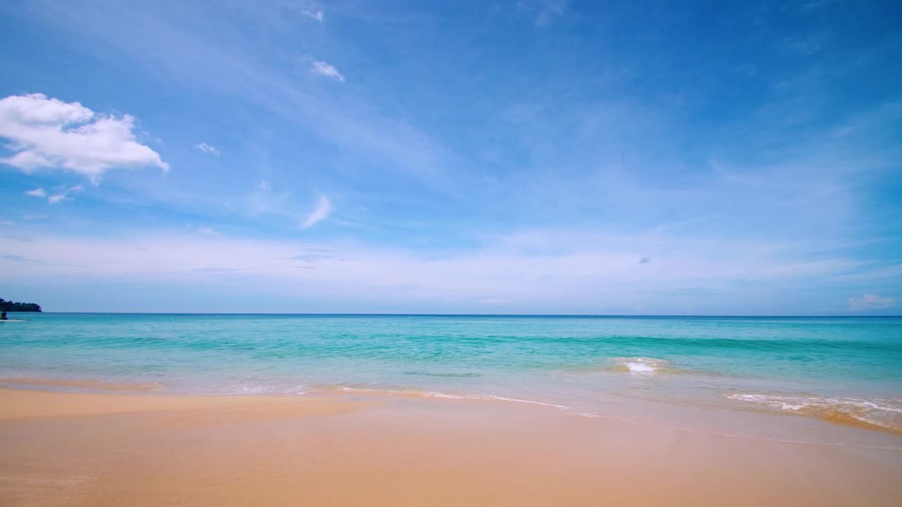 泰国普吉岛的海滩。美丽的热带海滩，蓝天白云。热带海滩，海浪冲击着空荡荡的海滩。安达曼海，沙滩和天空在美丽的夏日假日视频素材