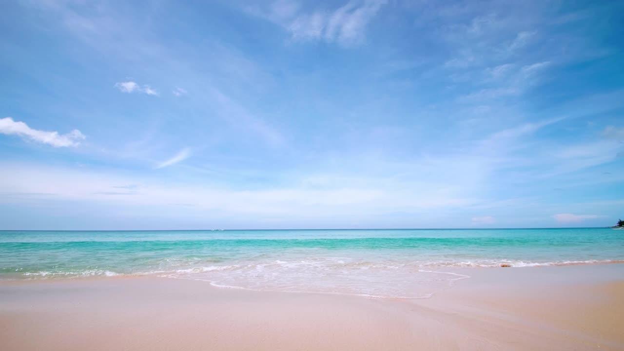 泰国普吉岛的海滩。美丽的热带海滩，蓝天白云。热带海滩，海浪冲击着空荡荡的海滩。安达曼海，沙滩和天空在美丽的夏日假日视频素材