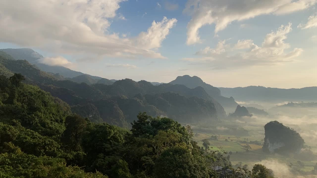 日出时的山地景观视频素材