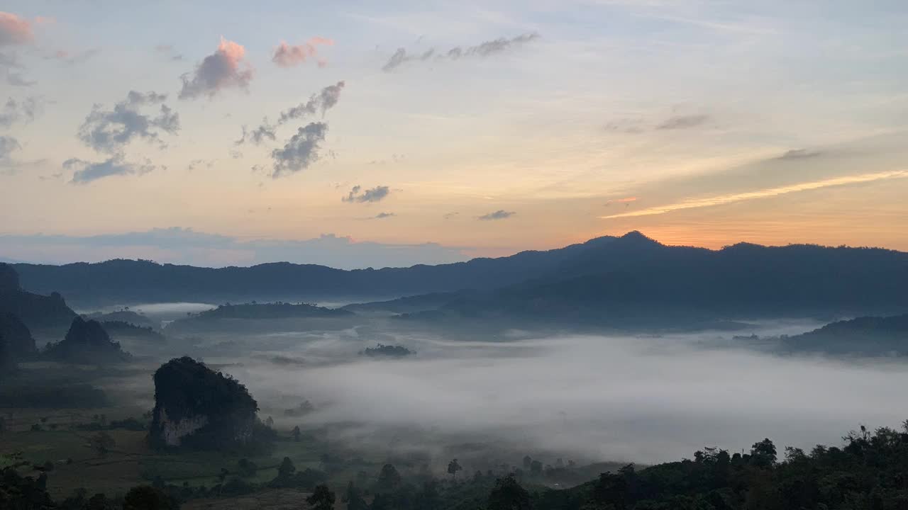 日出时的山地景观视频素材