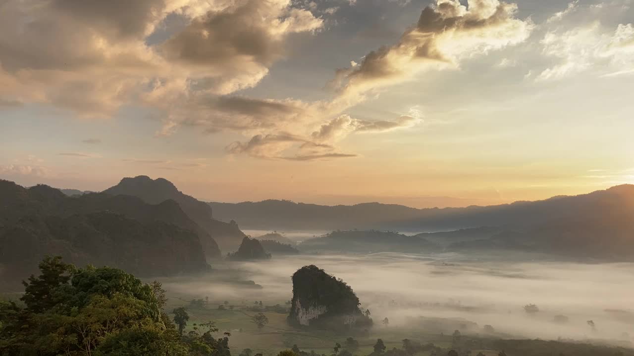 日出时的山地景观视频素材