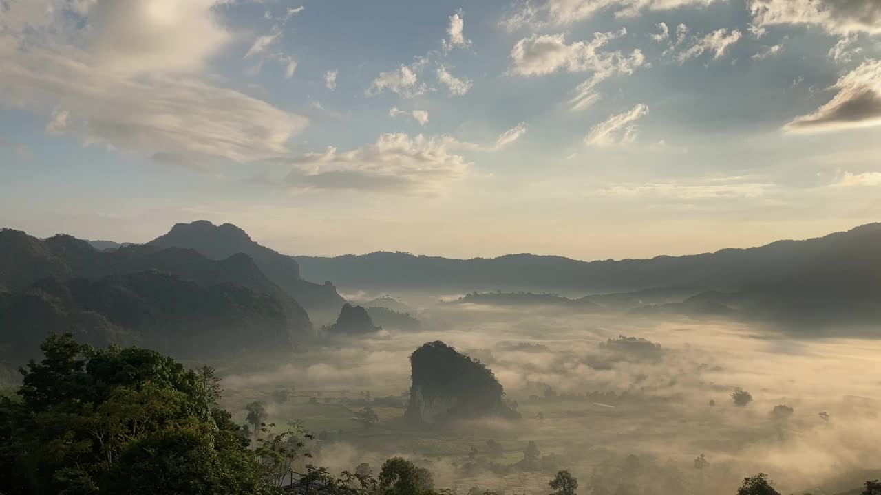 日出时的山地景观视频素材