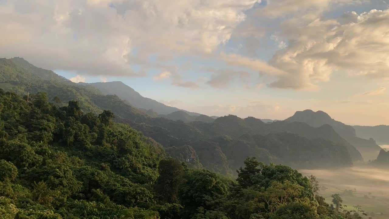 日出时的山地景观视频素材