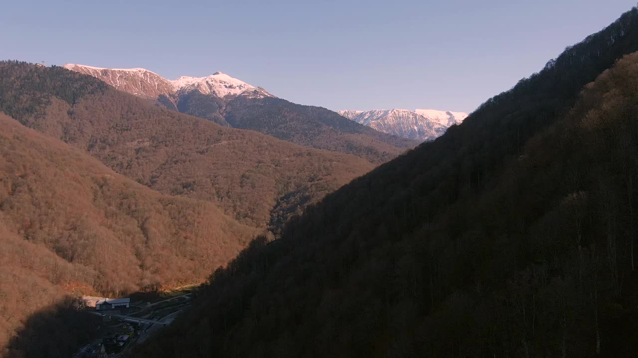 在缆车亭上方的峡谷中鸟瞰。鸟瞰山峰的全景视频素材