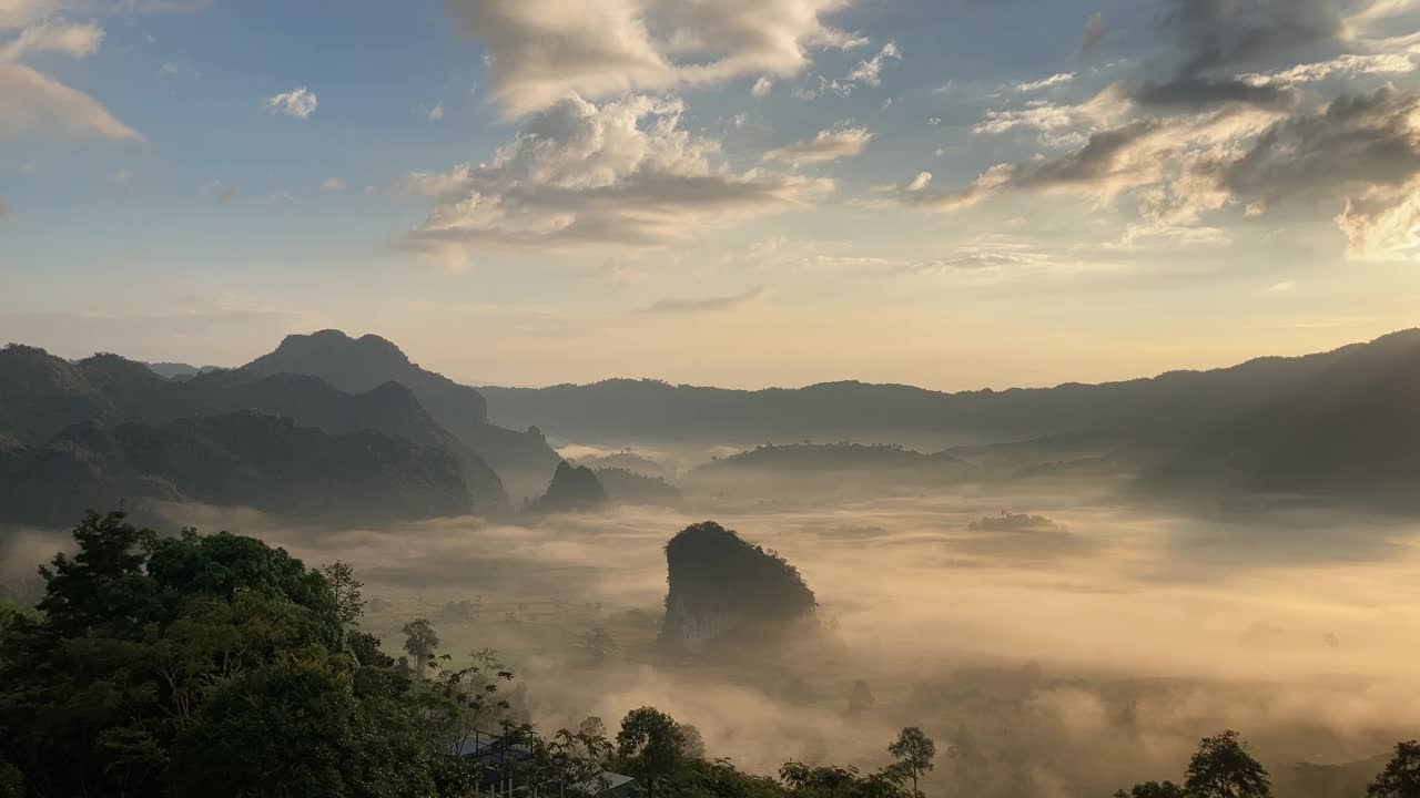 日出时的山地景观视频素材