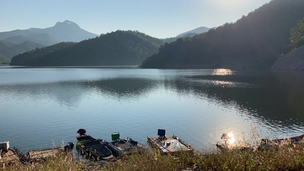 日出时的湖与山视频素材