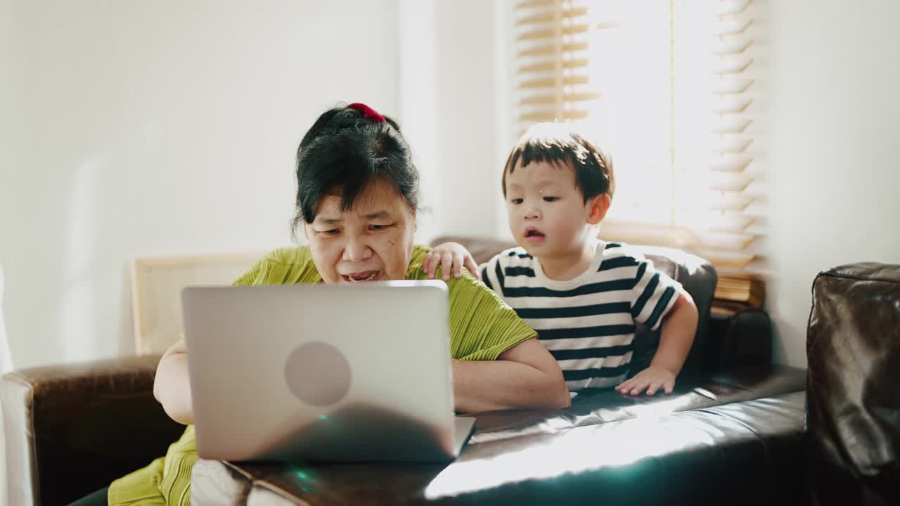 不同时代的友谊。视频素材