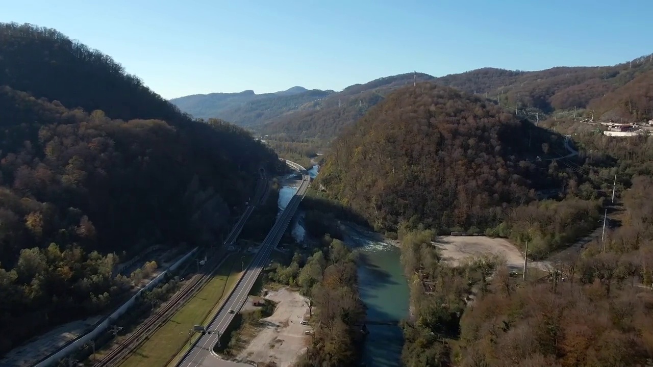 在山谷中鸟瞰飞行。从鸟瞰山峰的彩色全景。视频素材