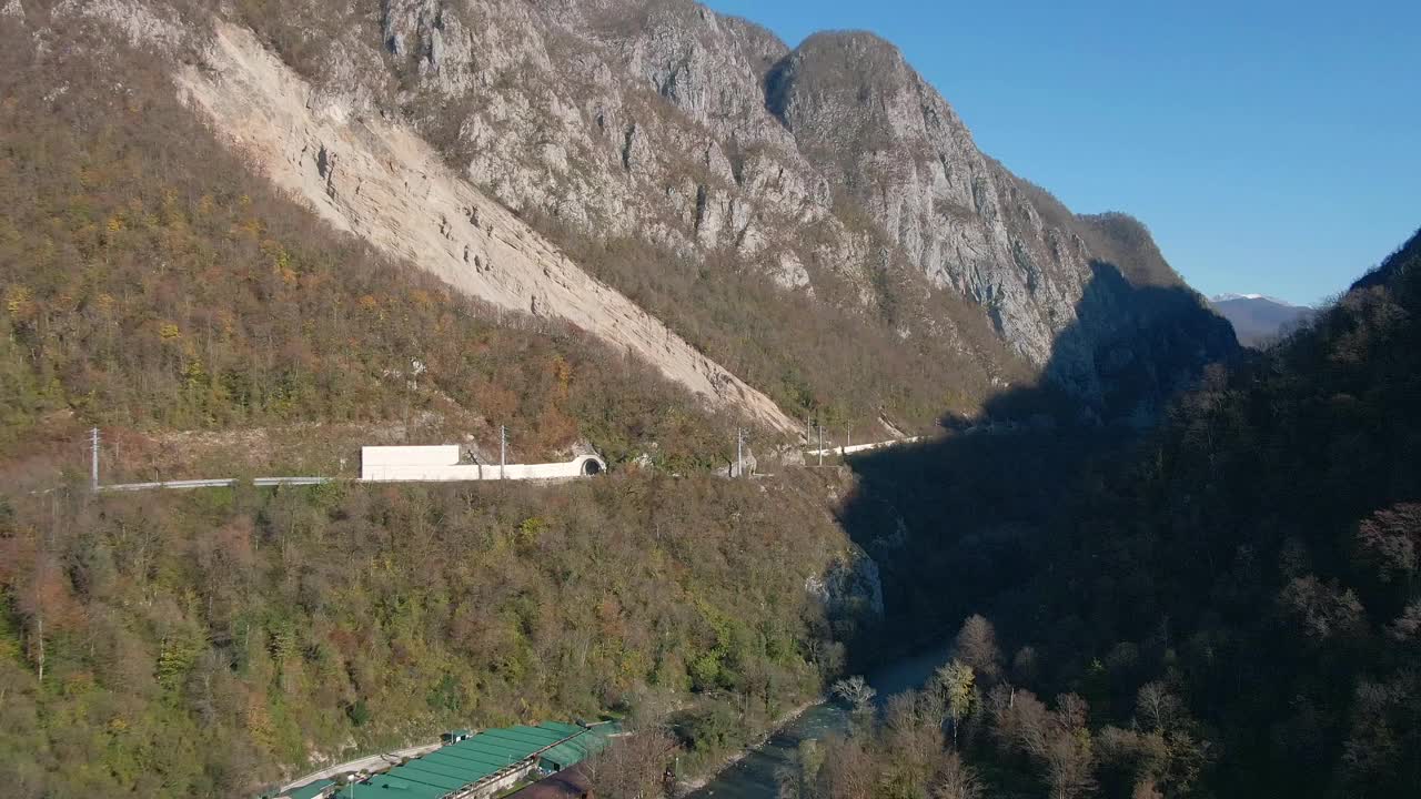 在山谷中鸟瞰飞行。从鸟瞰山峰的彩色全景。视频素材