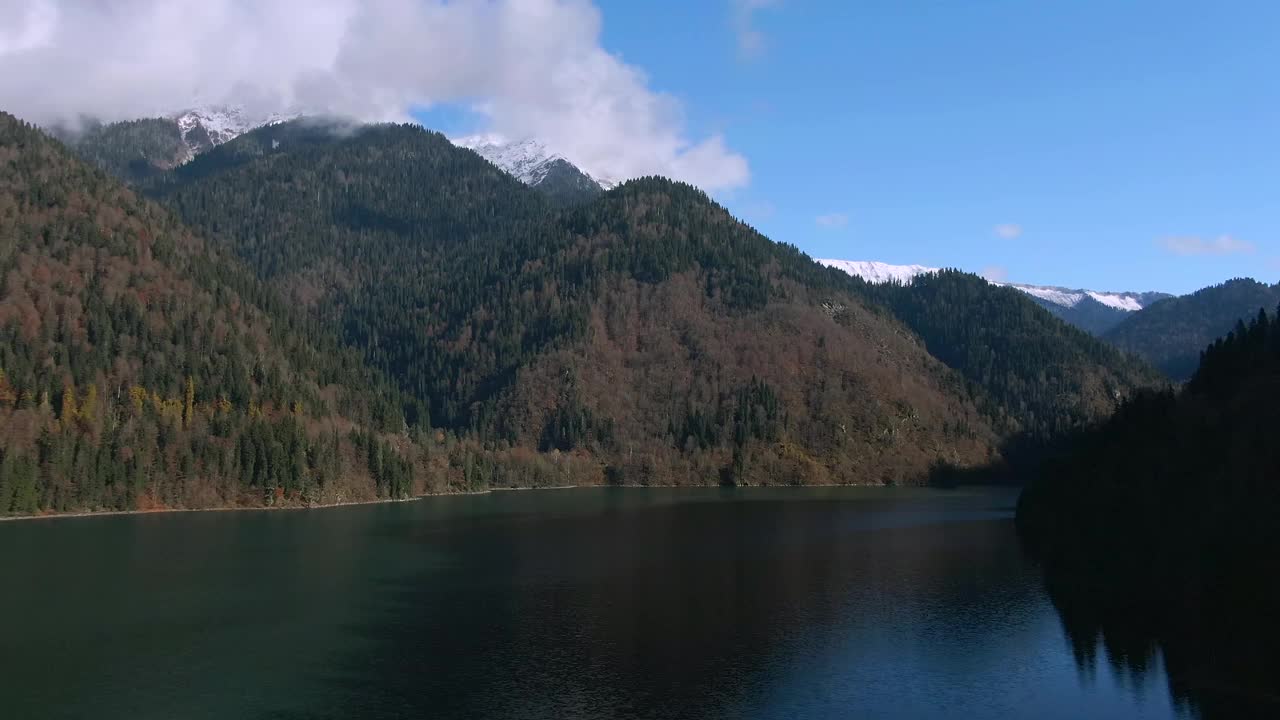 鸟瞰图美丽多彩的山景湖泊在森林中。山峰在平静的绿松石水中的倒影视频下载