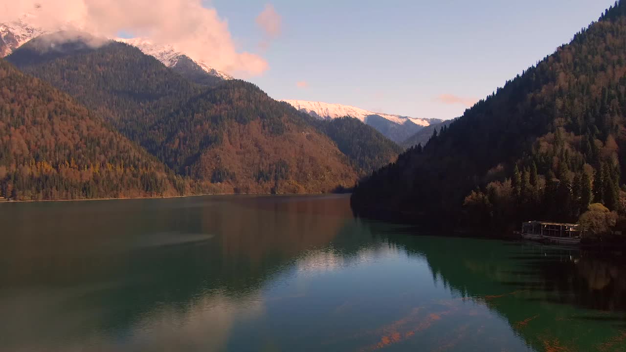 鸟瞰图美丽多彩的山景湖泊在森林中。山峰在平静的绿松石水中的倒影视频下载