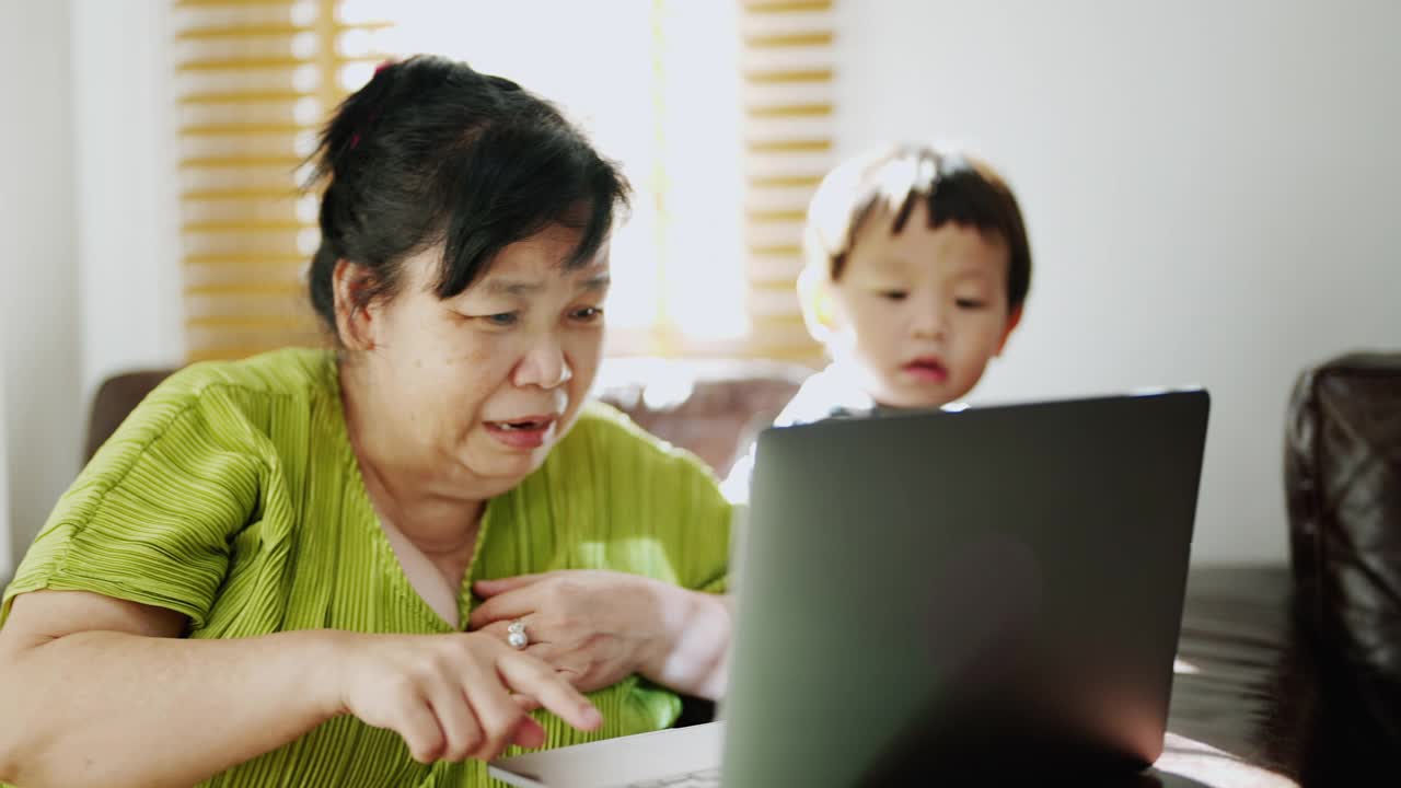 不同时代的友谊。视频素材