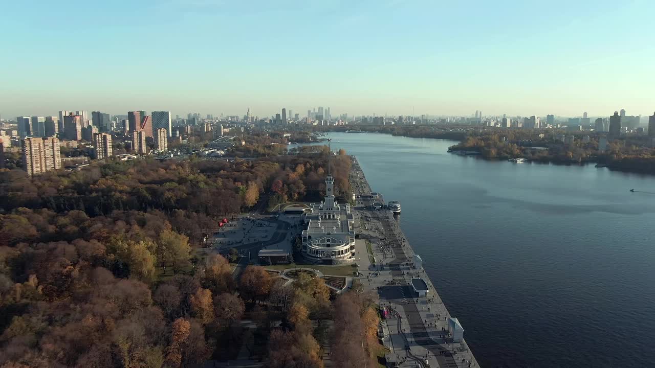 空中飞行在莫斯科北河站秋天日落。美丽的大城市客运港全景视频下载