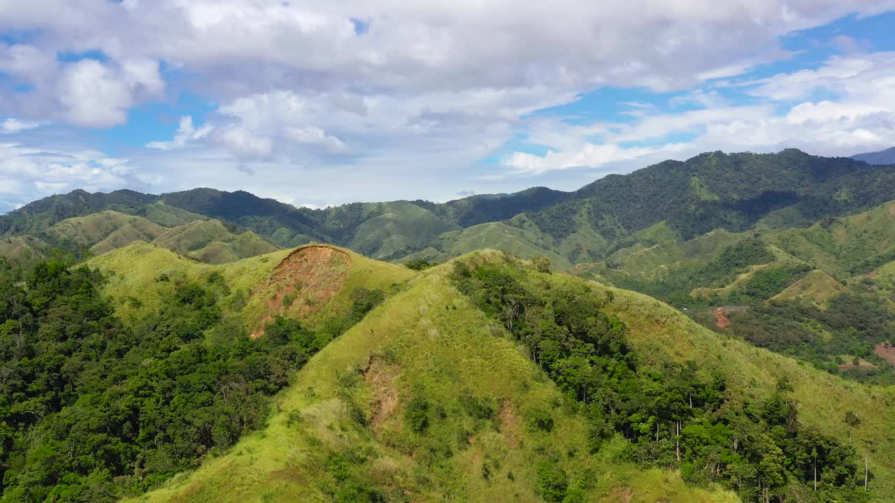 夏日青山绿草蓝天景观视频素材