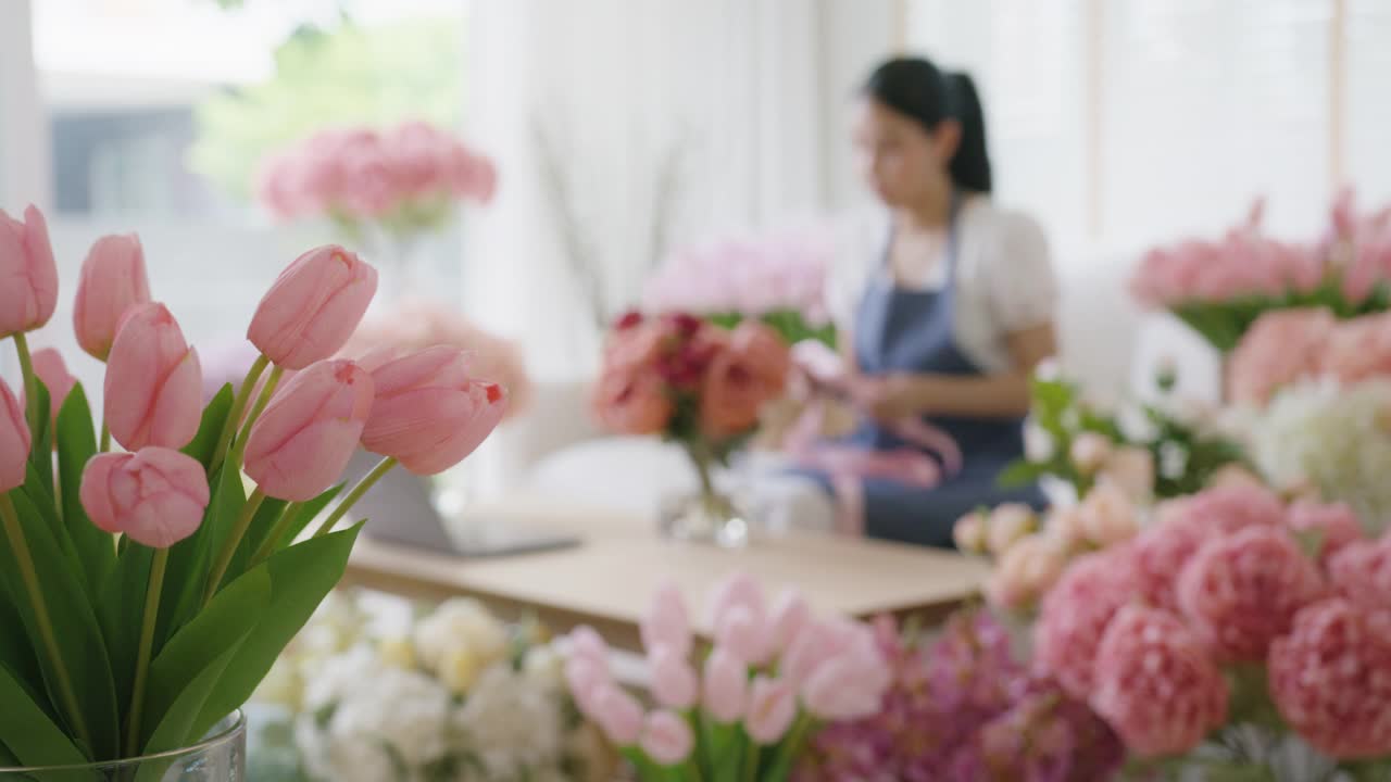 为中小企业安排送花邮寄服务。视频素材