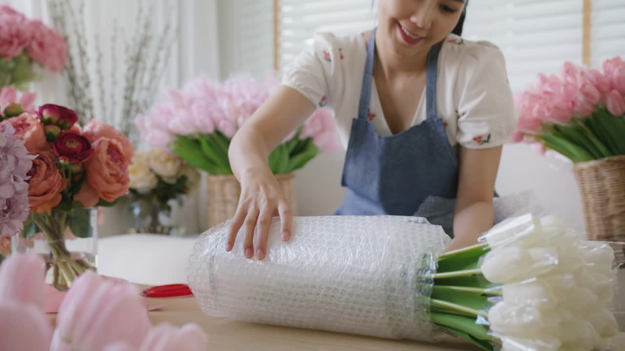 为中小企业安排送花邮寄服务。视频素材