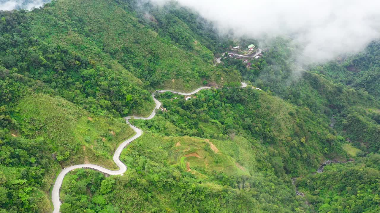 山区高海拔公路的碎片视频素材