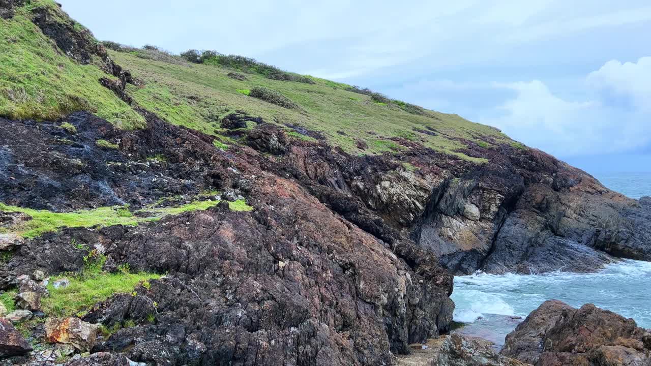 岩石岬角和海洋景色的全景。视频素材