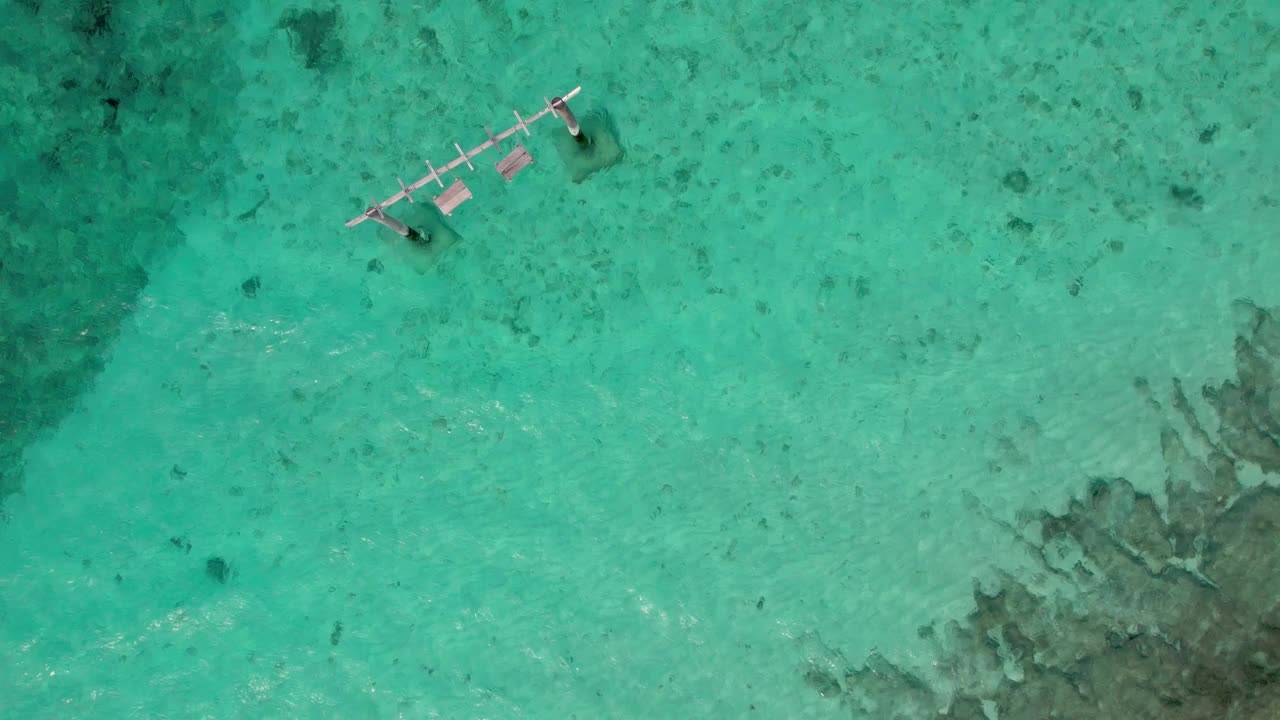 鸟瞰图秋千在马尔代夫清晰的海洋，波浪和阳光视频素材