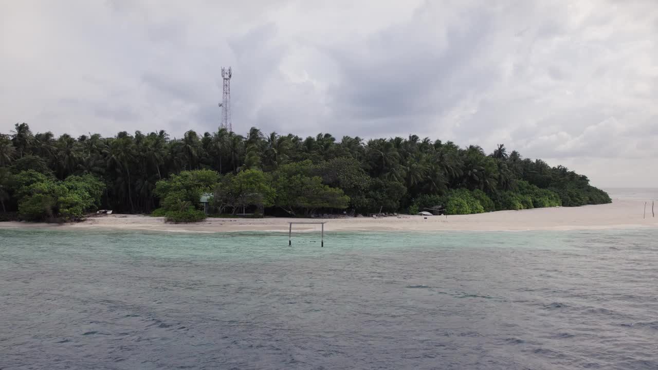 无人机飞越印度洋，有森林的海岸线，马尔代夫多云的天气视频素材