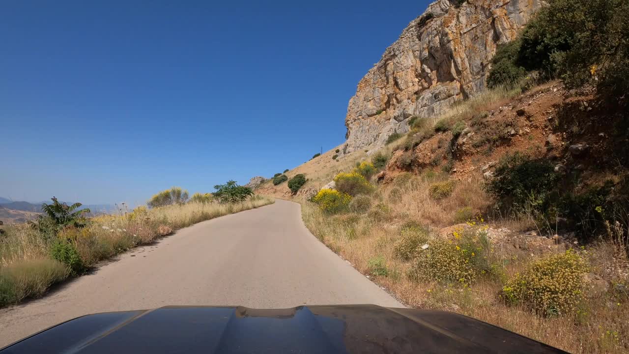 Timelaps POV车在笔直的两路旧沥青公路通过一座山视频素材