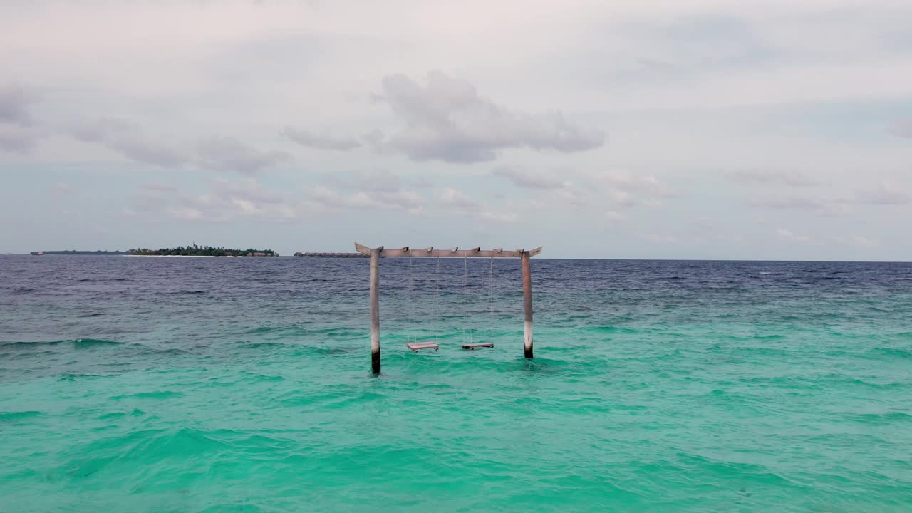 万向节镜头在马尔代夫的海洋，波浪和全景视频素材