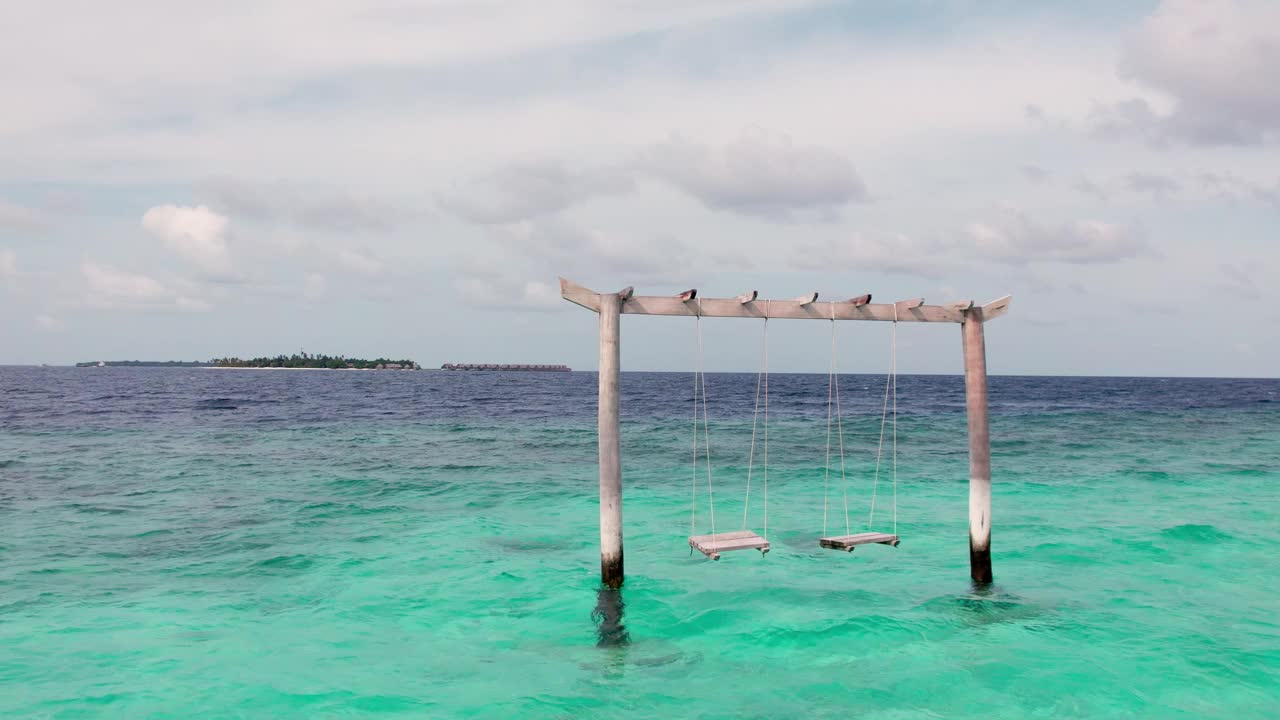 手持式拍摄的马尔代夫清晰的海洋，波浪和全景视频素材