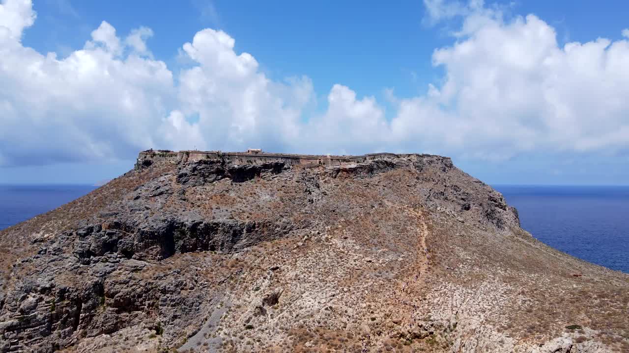 从无人机上看克里特岛的山和海。视频素材