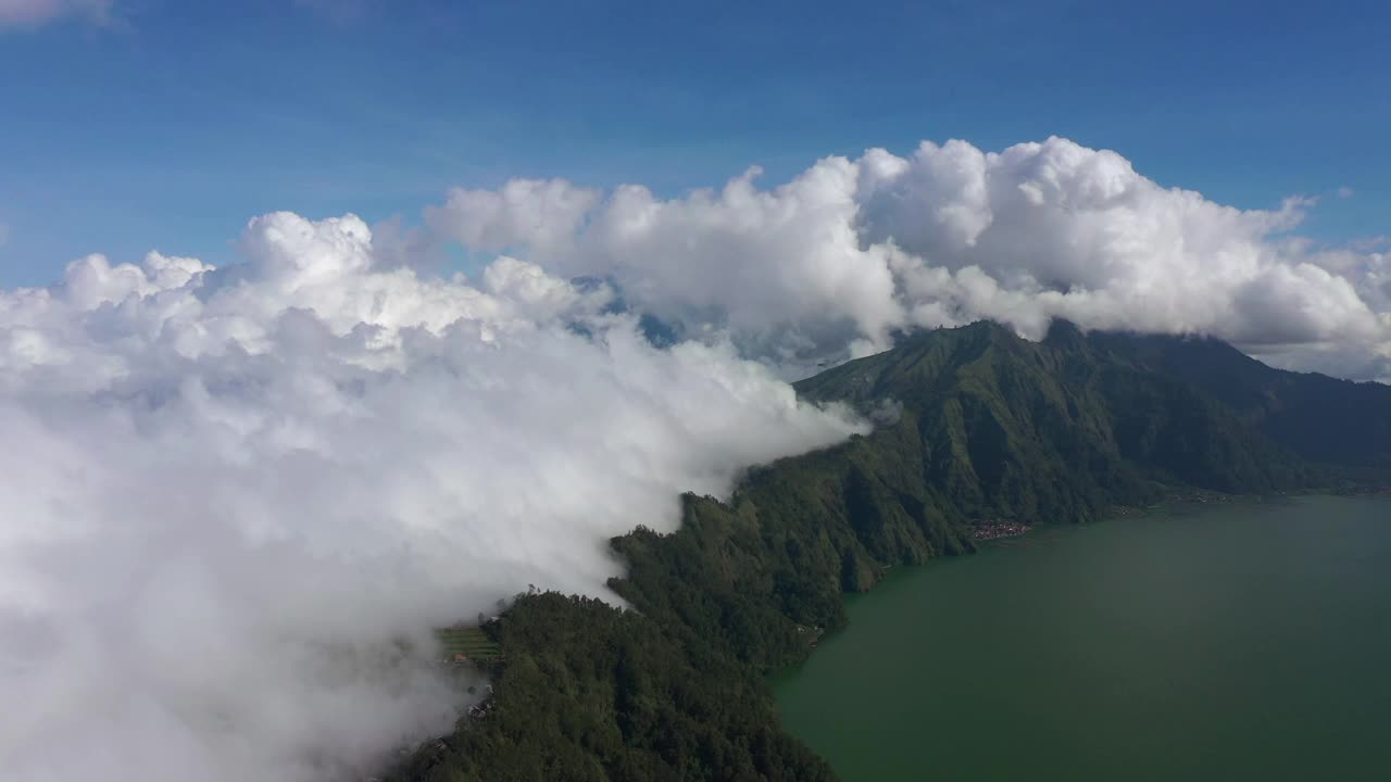 晴朗的日子，巴厘岛著名的火山火山口湖美丽的云空中全景4k印尼视频素材