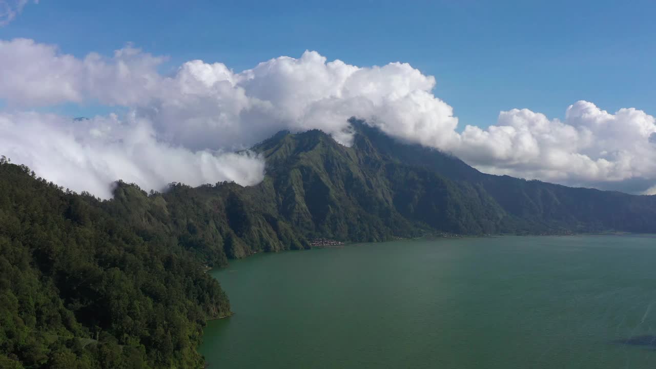 晴朗的日子，巴厘岛著名的火山火山口，湖泊海岸线，美丽的云，空中全景4k印尼视频素材