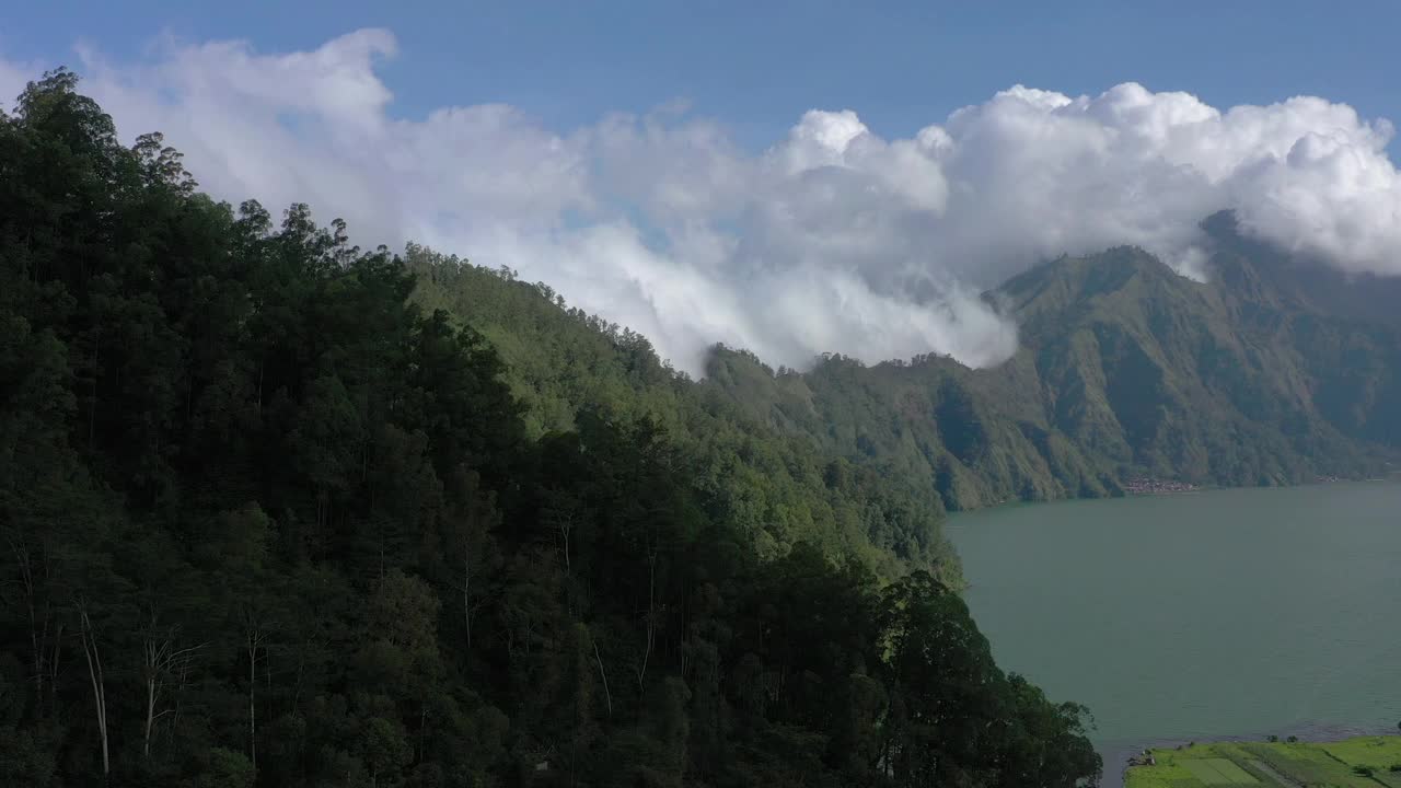 晴朗的日子，巴厘岛著名的火山火山口，湖泊海岸线，美丽的云，空中全景4k印尼视频素材