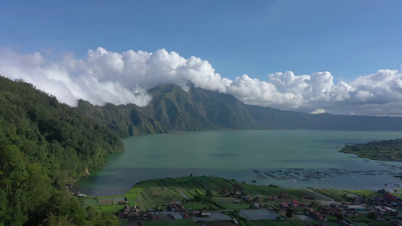 晴朗的日子巴厘岛著名的火山火山口湖海岸线小镇地区空中全景4k印尼视频素材