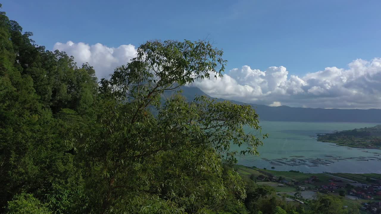 晴朗的日子巴厘岛著名的火山火山口湖海岸线小镇地区空中全景4k印尼视频素材