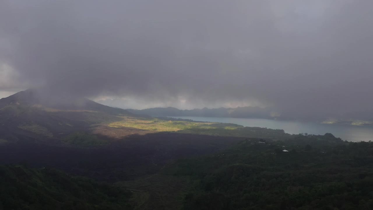 白天雨云巴厘岛著名的火山火山口湖海岸线空中全景4k印尼视频素材