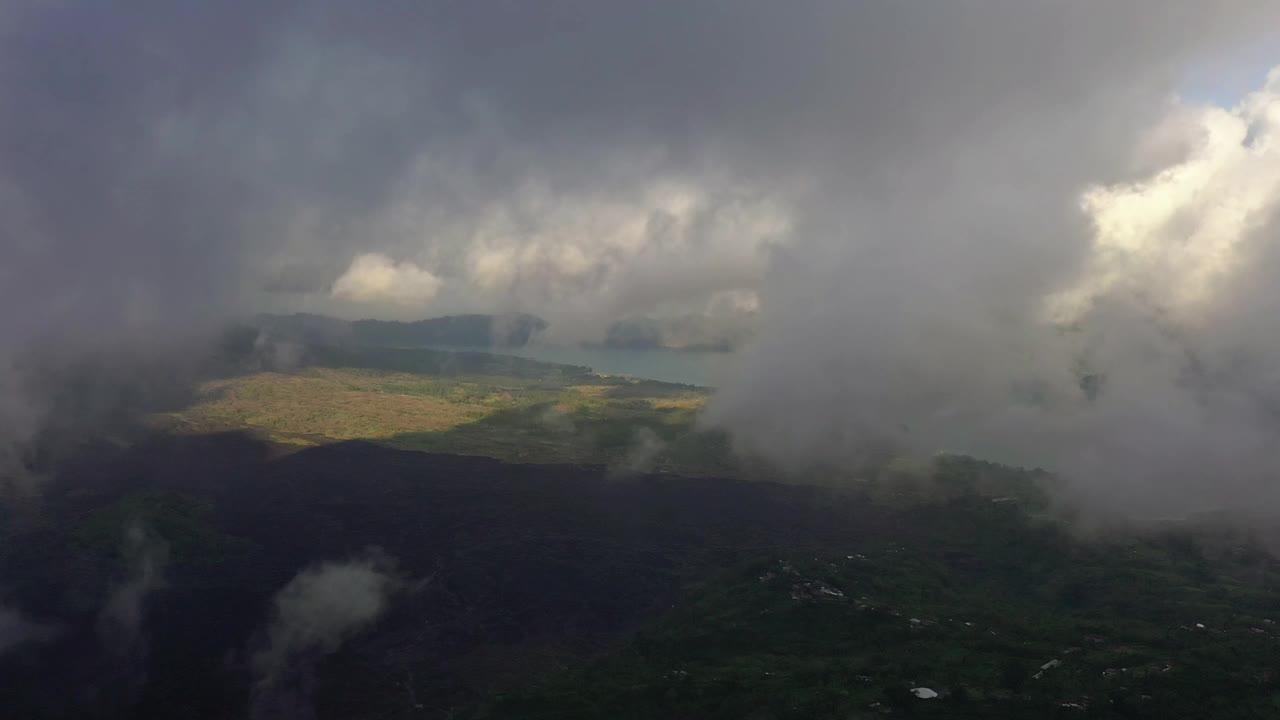 白天雨云巴厘岛著名的火山火山口湖海岸线空中全景4k印尼视频素材