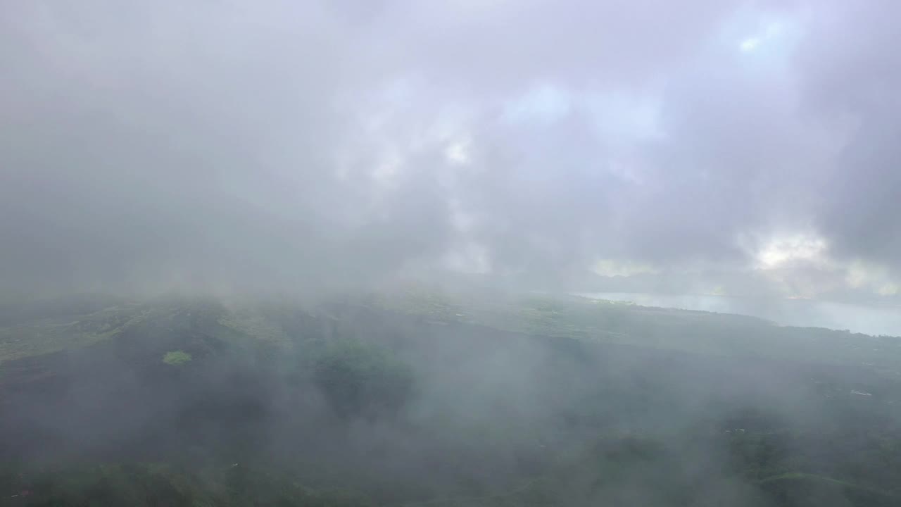 白天云层穿越巴厘岛著名的火山火山口湖海岸线空中全景4k印尼视频素材