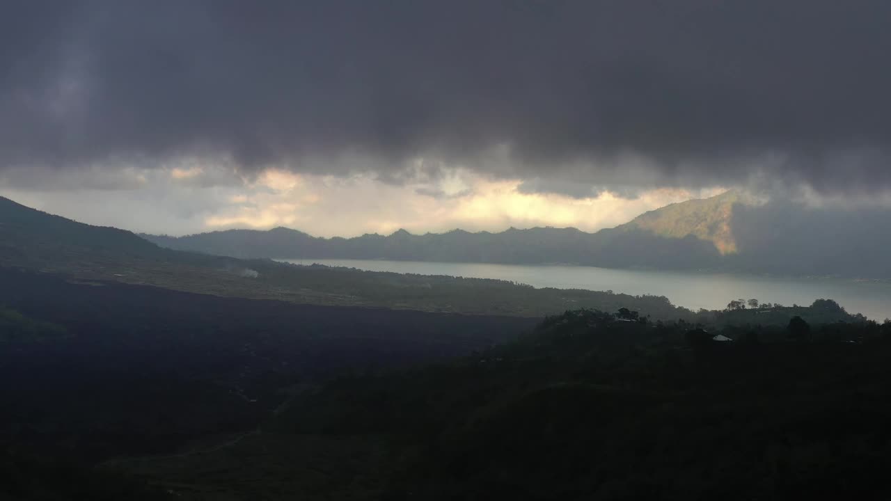 晴天雨天云巴厘岛著名的火山火山口湖海岸线空中全景4k印尼视频素材