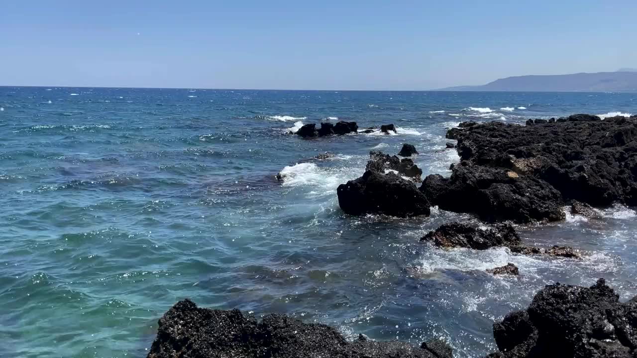 近距离观察波浪、泡沫和岩石间海水的溅起。视频素材